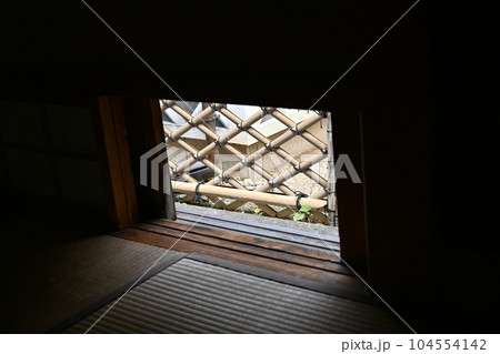 茶室のにじり口 104554142