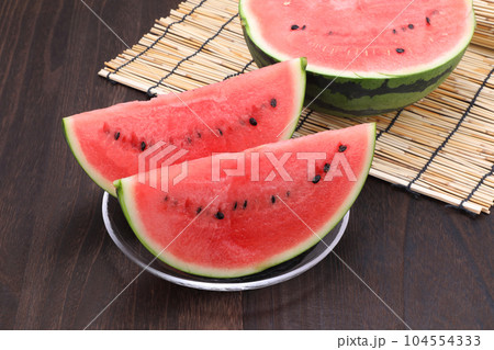 スイカ 夏イメージ 104554333