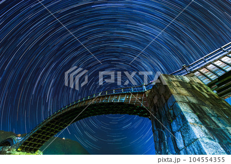 錦帯橋と星景 104554355