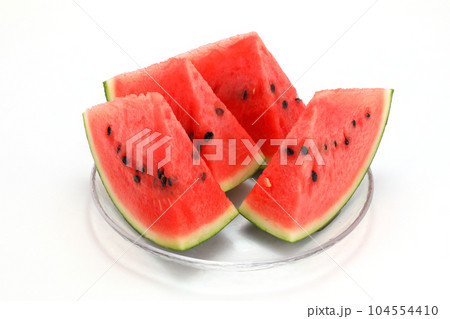 スイカ 白背景 104554410