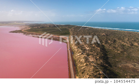 西オーストラリア州ポートグレゴリーのピンクレイクと青い海の航空写真 西オーストラリア州ポートグレゴリーのピンクレイクと青い海の航空写真 104554475