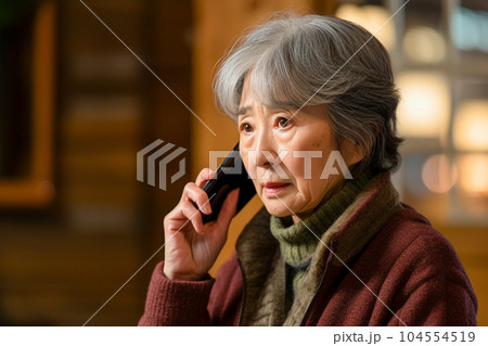 心配そうに電話する高齢者女性(AI生成) 心配そうに電話する高齢者女性(AI生成) 104554519