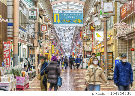 東京の都市風景　新小岩ルミエール商店街 104554536