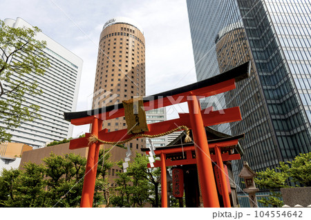 大阪マルビルと徳兵衛大明神（2023年5月27日撮影） 104554642