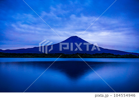 （静岡県）田貫湖から望む富士山（山開きで山頂に灯り） 104554946