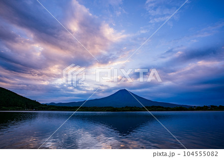 （静岡県）富士山　田貫湖の夜明け 104555082