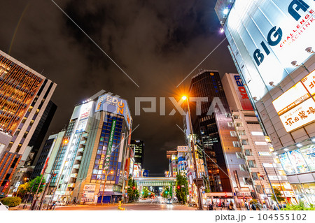 東京駅　千代田区　午後　都心　夜景　オフィス街　高層ビル　丸の内　新丸の内　ビル　タクシー　鉄道 104555102