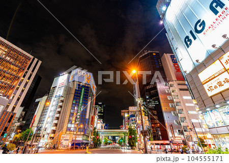 東京駅　千代田区　午後　都心　夜景　オフィス街　高層ビル　丸の内　新丸の内　ビル　タクシー　鉄道 104555171