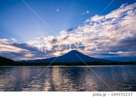 （静岡県）田貫湖から望む富士山・日の出 104555237