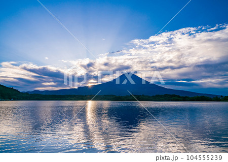 （静岡県）田貫湖から望む富士山・日の出 104555239