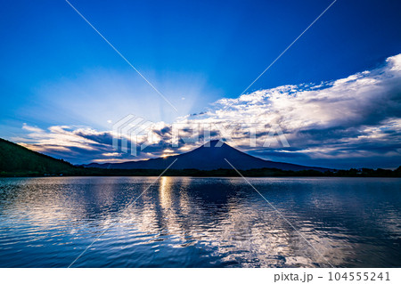 (静岡県)田貫湖から望む富士山・日の出 (静岡県)田貫湖から望む富士山・日の出 104555241
