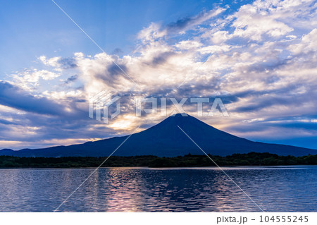 （静岡県）田貫湖から望む富士山・日の出 104555245
