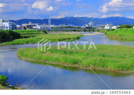 猪名川(兵庫県伊丹市)から六個山・箕面山方面の景色 猪名川(兵庫県伊丹市)から六個山・箕面山方面の景色 104555403