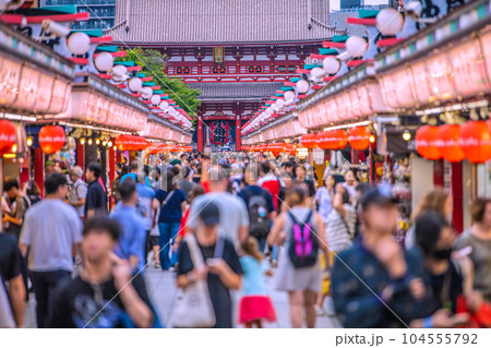 日本の東京都市景観 7月。賑わう浅草寺。ほぼマスク無しの方になったが、巨大感染爆発はない＝1日 104555792
