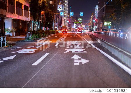 日光街道　国道　国道4号線　午後　深夜　夜　東京　速度　道路　街灯　走行中　一般道 104555924