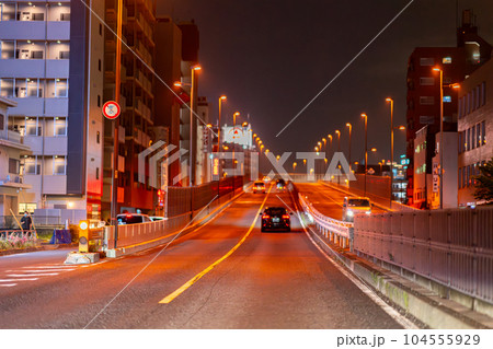 日光街道　国道　国道4号線　午後　深夜　夜　東京　速度　道路　街灯　走行中　一般道 104555929