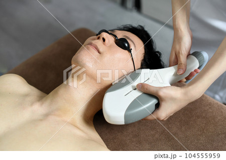 ヒゲの脱毛の施術を受ける若い男性 104555959