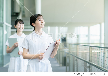 病院で働く若い女性看護師 104555964