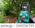 雨の中座る緑の河童 104556795