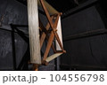 絹糸が巻かれた四角い糸車 104556798