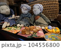 おしゃべりをしているおばあちゃんの人形 104556800