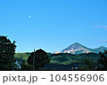 昼の月と武甲山 104556906