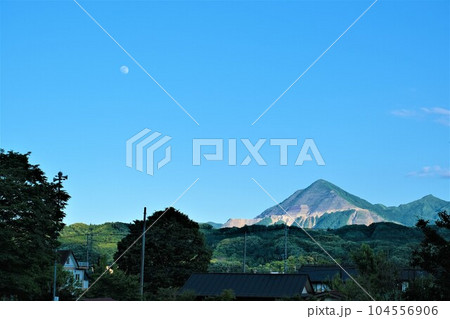 昼の月と武甲山 104556906