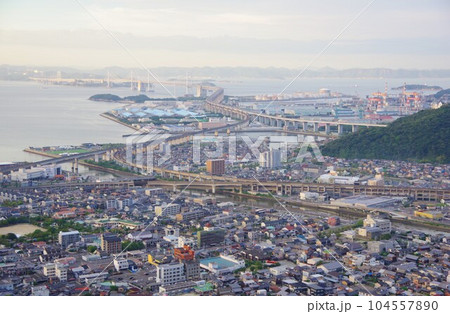 香川県　夕方に青ノ山から瀬戸大橋方面を望む 104557890