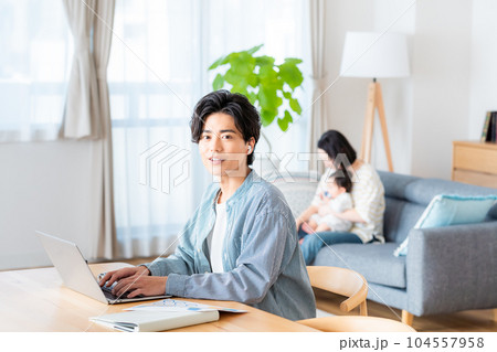 リビングでテレワークをする若い男性 リビングでテレワークをする若い男性 104557958