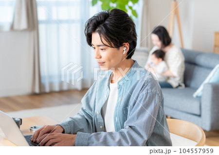 リビングでテレワークをする若い男性 104557959
