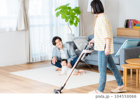 若い家族 104558066