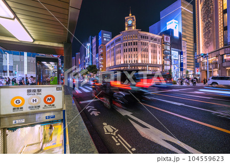 日本の東京都市景観 7月。20時過ぎでも賑う銀座。ほぼマ無し…車の流れも多い、感染爆発はない＝1日 104559623