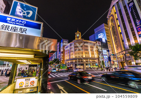 日本の東京都市景観 7月。銀座駅。20時過ぎ、賑う銀座。ほぼマ無し…車も多い、感染爆発はない＝1日 104559809
