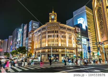 日本の東京都市景観 7月。雨の中、20時過ぎでも賑う銀座。ほぼマ無しになったが感染爆発はない=1日 日本の東京都市景観 7月。雨の中、20時過ぎでも賑う銀座。ほぼマ無しになったが感染爆発はない=1日 104559976