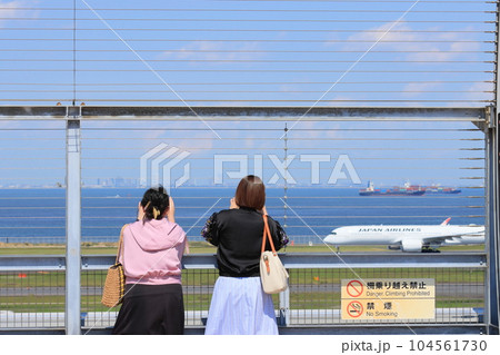 滑走路を眺める女性 観光客 羽田空港 滑走路を眺める女性 観光客 羽田空港 104561730