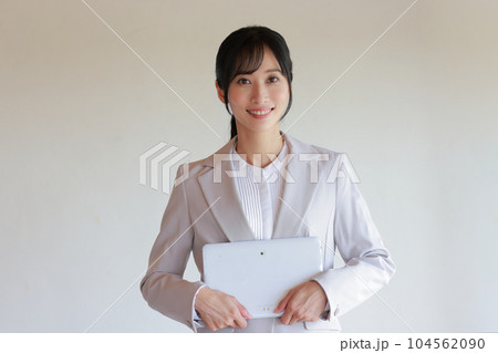 タブレットを抱える若い女性のポートレート_1 104562090