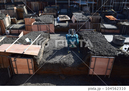 施工中のビル基礎工事現場 施工中のビル基礎工事現場 104562310