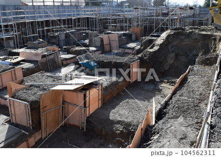 施工中のビル基礎工事現場 施工中のビル基礎工事現場 104562311