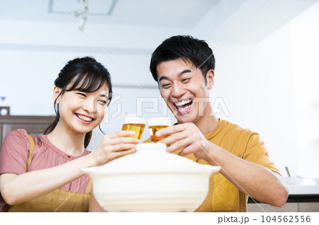 ビールで乾杯する若い夫婦 ビールで乾杯する若い夫婦 104562556