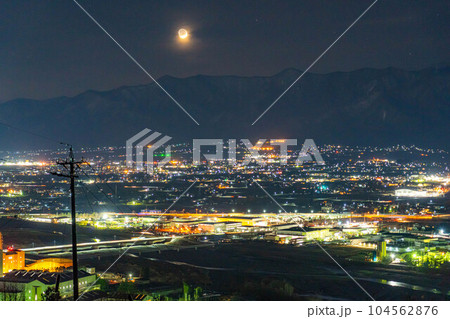 【月素材】地球照の月と松本平の夜景【長野県】 【月素材】地球照の月と松本平の夜景【長野県】 104562876