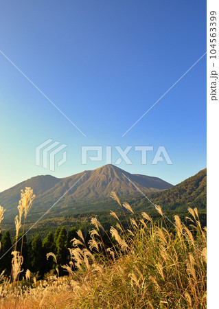 高千穂峰展望台から望む秋の高千穂峰 104563399