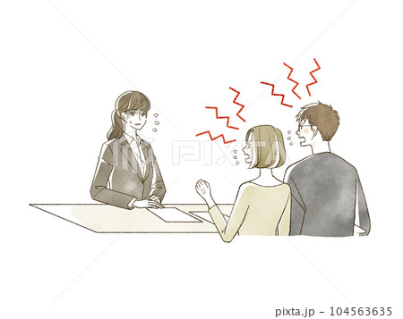 スーツ姿の女性にクレームをつけている男女 104563635