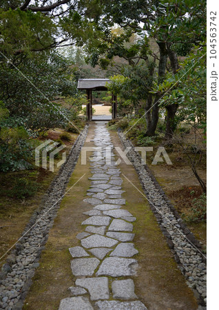 「含翠門」と石畳、日本庭園「有楽苑」にて 104563742