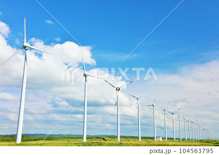 北海道 夏の青空とオトンルイ風力発電の風景 北海道 夏の青空とオトンルイ風力発電の風景 104563795