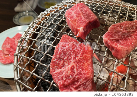 七輪で焼くおいしそうな焼肉 104563895