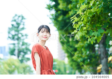 散策する女性 104564005