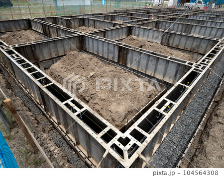 住宅の基礎工事 104564308