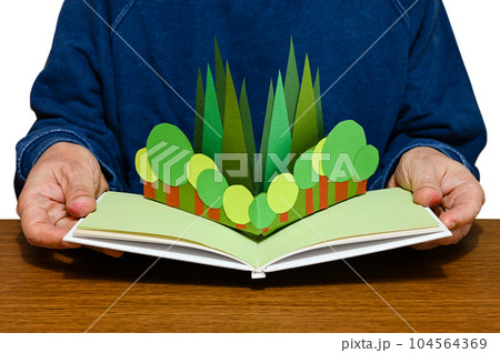 飛び出す絵本を持つ人物 104564369