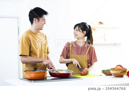 料理をする若い夫婦 104564768