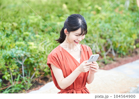 スマホを持って散策する女性 スマホを持って散策する女性 104564900